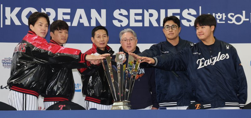 25일 서울 잠실야구장에서 열린 2025 신한 SOL뱅크 KBO 한국시리즈 미디어데이에서 LG·한화 감독, 선수들이 트로피에 손을 모이고 있다. LG와 한화의 한국시리즈 1차전은 오는 26일 잠실야구장에서 펼쳐진다. 2025.10.25/뉴스1 ⓒ News1 황기선 기자