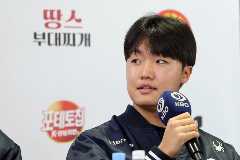 한화 이글스 정우주가 25일 서울 잠실야구장에서 열린 2025 신한 SOL뱅크 KBO 한국시리즈 미디어데이에서 각오를 밝히고 있다. LG와 한화의 한국시리즈 1차전은 오는 26일 잠실야구장에서 펼쳐진다. 2025.10.25/뉴스1 ⓒ News1 황기선 기자