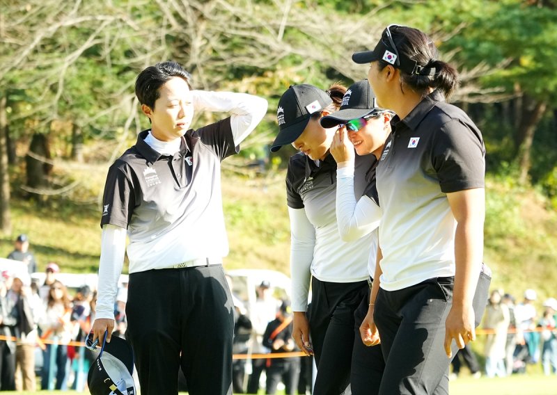 일본과 경기에서 패한 뒤 아쉬워하는 한국 선수들. (출처=연합뉴스)