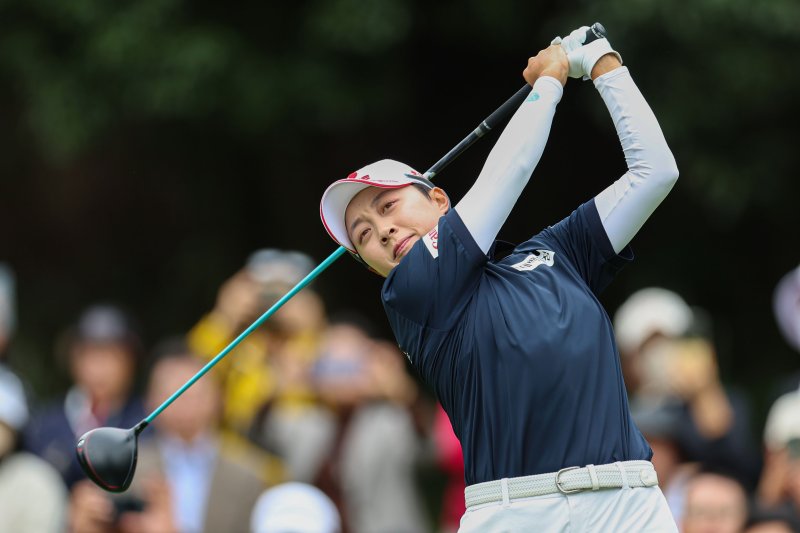 [해남=뉴시스] 권창회 기자 = 18일 오전 전남 해남 파인비치 골프링크스에서 열린 BMW 레이디스 챔피언십 2025 3라운드에서 김효주가 2번 홀 티샷을 치고 있다. 2025.10.18. kch0523@newsis.com