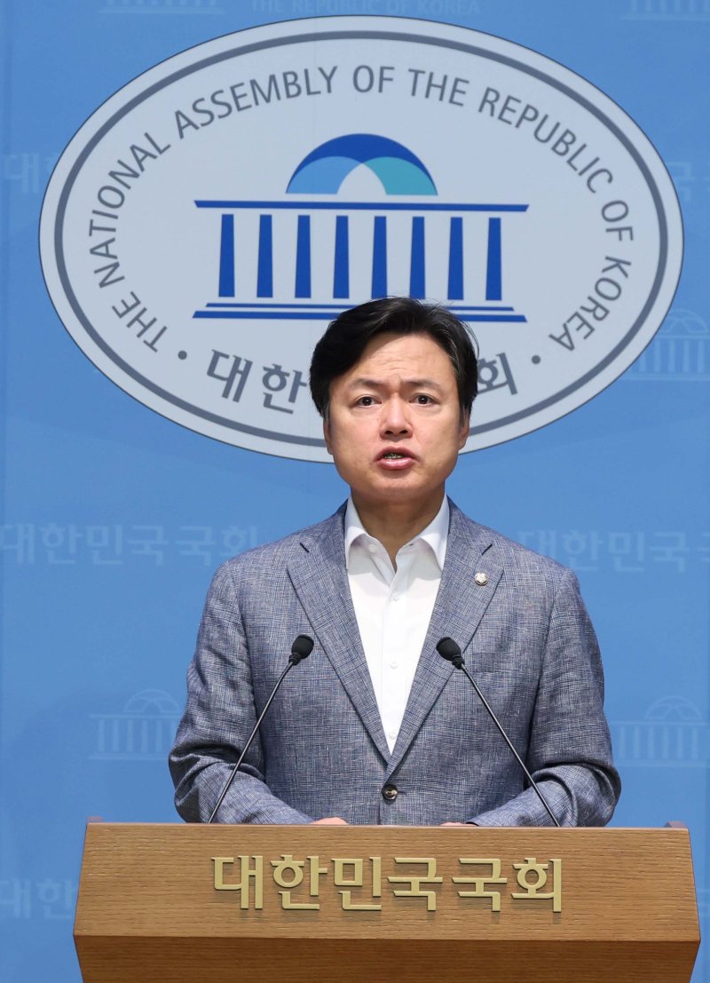 [서울=뉴시스] 조성봉 기자= 김현정 더불어민주당 원내대변인이 7일 오전 서울 여의도 국회 소통관에서 관봉권 띠지 분실 의혹 관련 브리핑을 하고 있다. 2025.09.07. suncho21@newsis.com