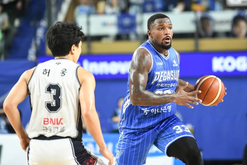 돌파하는 닉 퍼킨스 (출처=연합뉴스)