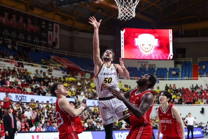 슛하는 아셈 마레이 (출처=연합뉴스)