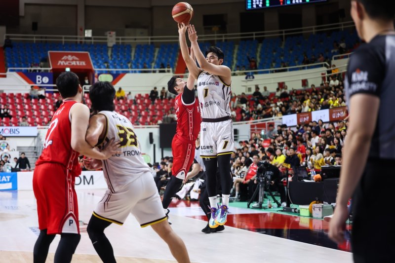 슛 하는 유기상 (출처=연합뉴스)