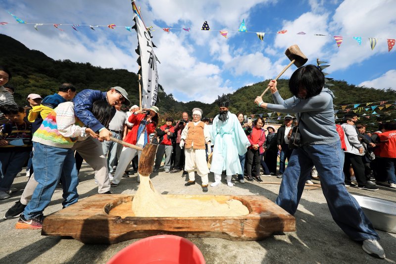 25일 강원 인제군 인제읍 하추리 산촌마을에서 ‘2025 하추리 도리깨 축제’가 열리고 있다.(인제군 제공, 재판매 및 DB금지) 2025.10.25/뉴스1