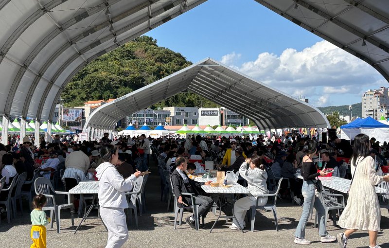 25일 통영 트라이애슬론광장에서 열리고 있는 어부장터축제.2025.10.25/뉴스1 강미영기자