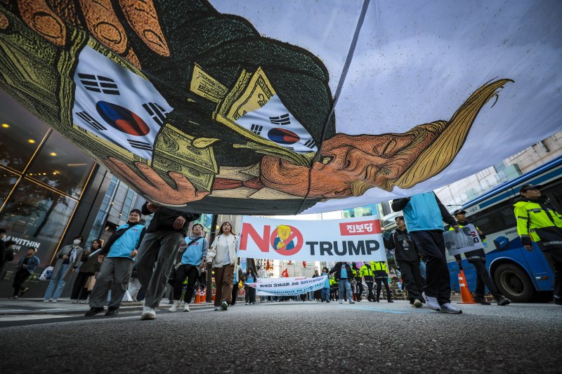 [서울=뉴시스] 정병혁 기자 = 25일 서울 중구 세종대로에서 열린 대미투자 전면 재검토 NO 트럼프 범시민대행진에서 참가자들이 주한민국대사관으로 행진하고 있다. 2025.10.25 jhope@newsis.com