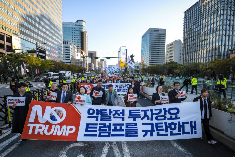 [서울=뉴시스] 정병혁 기자 = 25일 서울 종로구 주한미국대사관 앞에서 대미투자 전면 재검토 NO 트럼프 범시민대행진 참가자들이 구호를 외치고 있다. 2025.10.25 jhope@newsis.com