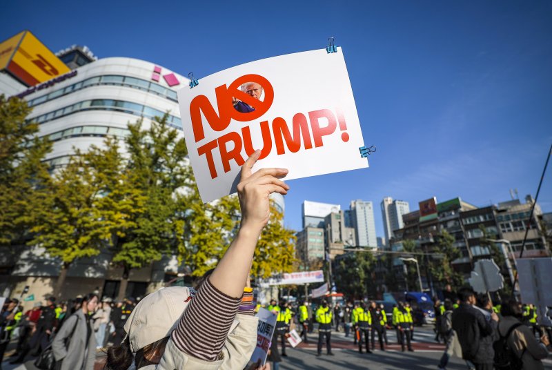 [서울=뉴시스] 정병혁 기자 = 25일 서울 중구 세종대로에서 열린 대미투자 전면 재검토 NO 트럼프 범시민대행진에서 참가자들이 주한민국대사관으로 행진하고 있다. 2025.10.25 jhope@newsis.com