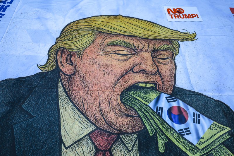 [서울=뉴시스] 정병혁 기자 = 25일 서울 중구 세종대로에서 열린 대미투자 전면 재검토 NO 트럼프 범시민대행진에 트럼프 미국 대통령을 규탄하는 현수막이 놓여 있다. 2025.10.25 jhope@newsis.com