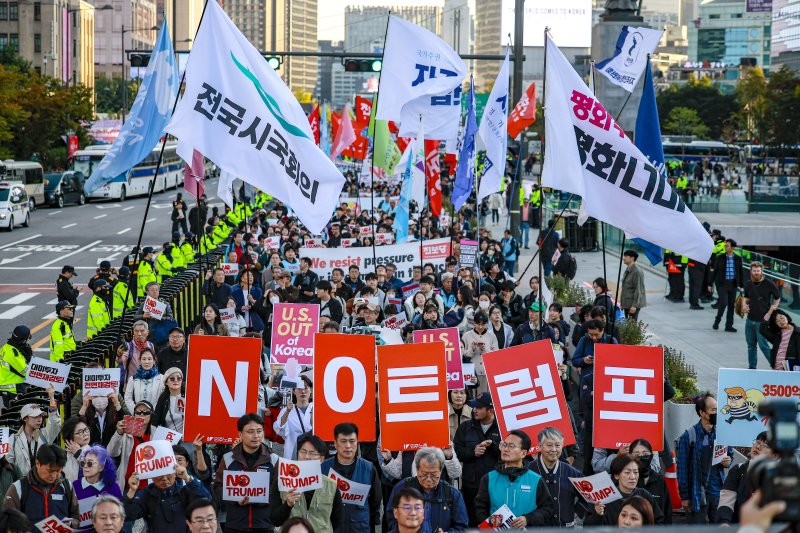 [서울=뉴시스] 정병혁 기자 = 25일 서울 종로구 주한미국대사관 앞에서 대미투자 전면 재검토 NO 트럼프 범시민대행진 참가자들이 구호를 외치고 있다. 2025.10.25 jhope@newsis.com