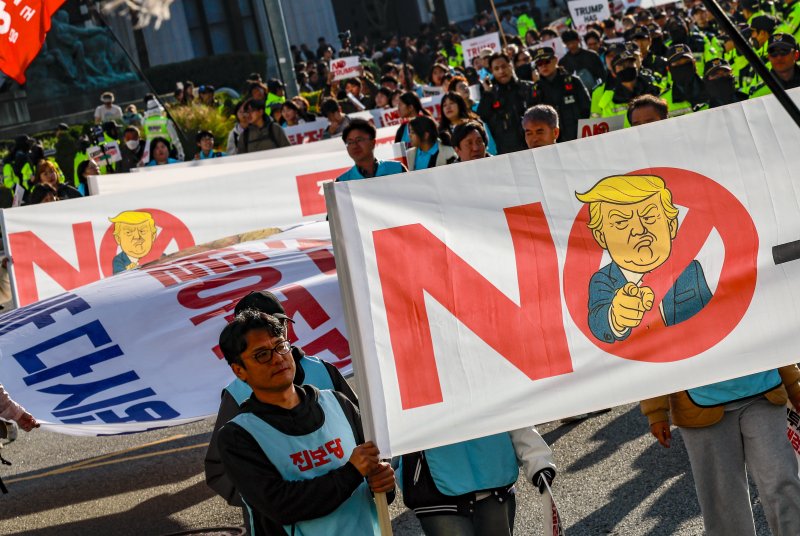 [서울=뉴시스] 정병혁 기자 = 25일 서울 중구 세종대로에서 열린 대미투자 전면 재검토 NO 트럼프 범시민대행진에서 참가자들이 주한민국대사관으로 행진하고 있다. 2025.10.25 jhope@newsis.com