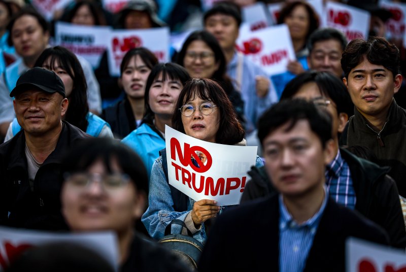 [서울=뉴시스] 정병혁 기자 = 25일 서울 중구 세종대로에서 열린 대미투자 전면 재검토 NO 트럼프 범시민대행진에서 참가자들이 피켓을 들고 있다. 2025.10.25 jhope@newsis.com
