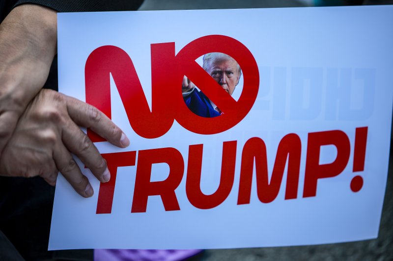 [서울=뉴시스] 정병혁 기자 = 25일 서울 중구 세종대로에서 열린 대미투자 전면 재검토 NO 트럼프 범시민대행진에서 참가자들이 피켓을 들고 있다. 2025.10.25 jhope@newsis.com