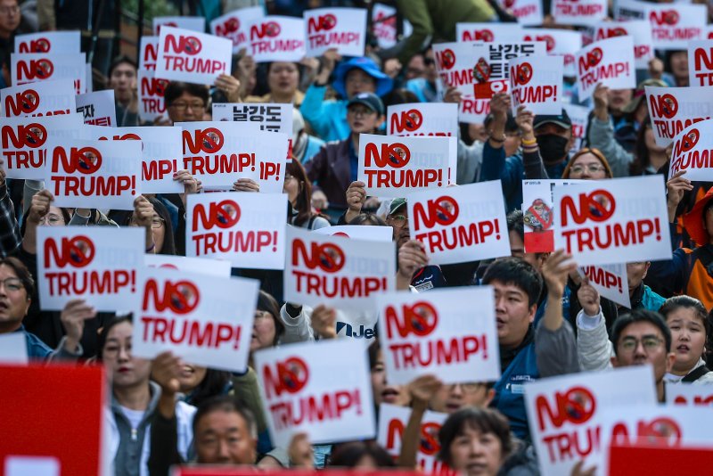 [서울=뉴시스] 정병혁 기자 = 25일 서울 중구 세종대로에서 열린 대미투자 전면 재검토 NO 트럼프 범시민대행진에서 참가자들이 구호를 외치고 있다. 2025.10.25 jhope@newsis.com