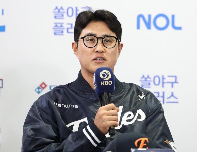 [서울=뉴시스] 김진아 기자 = 한화 이글스 채은성이 25일 서울 잠실야구장에서 열린 2025 KBO 한국시리즈 미디어데이에서 출사표를 던지고 있다. 2025.10.25. bluesoda@newsis.com