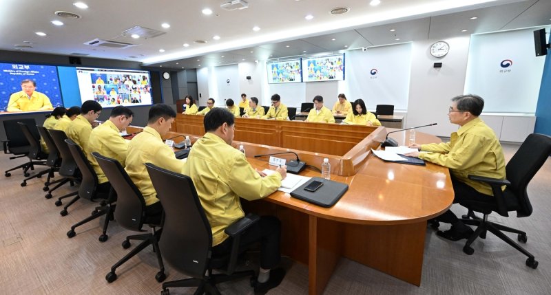 동남아 주재 공관장들과 화상회의하는 조현 외교부 장관 (출처=연합뉴스)