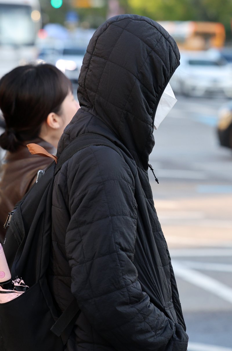 [서울=뉴시스] 이영환 기자 = 쌀쌀한 날씨가 이어지고 있는 지난 22일 오전 서울 종로구 광화문네거리에서 두꺼운 외투를 입은 시민이 발걸음을 재촉하고 있다. 2025.10.22. 20hwan@newsis.com