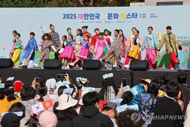 대한민국 다문화 페스타서 공연하는 우리다문화어린이합창단 (출처=연합뉴스)