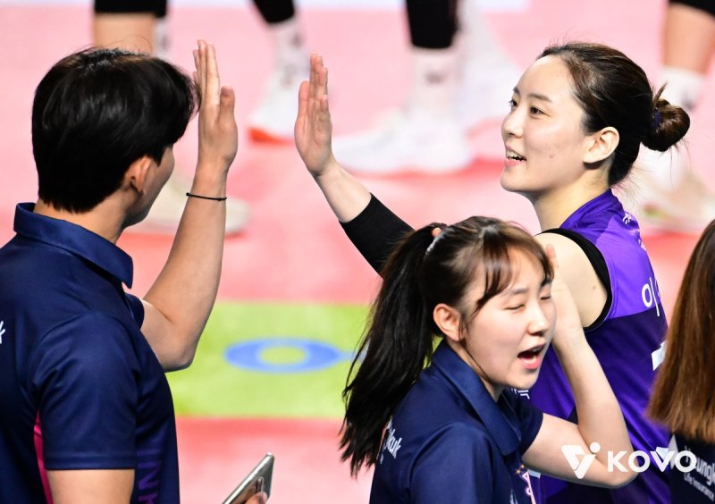 하이파이브 하는 흥국생명의 이나연(뒤편 오른쪽) (출처=연합뉴스)