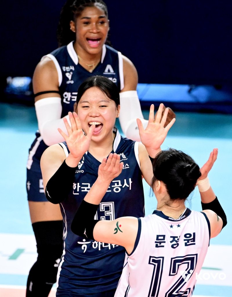 문정원과 하이파이브 하는 이지윤(중앙) (출처=연합뉴스)