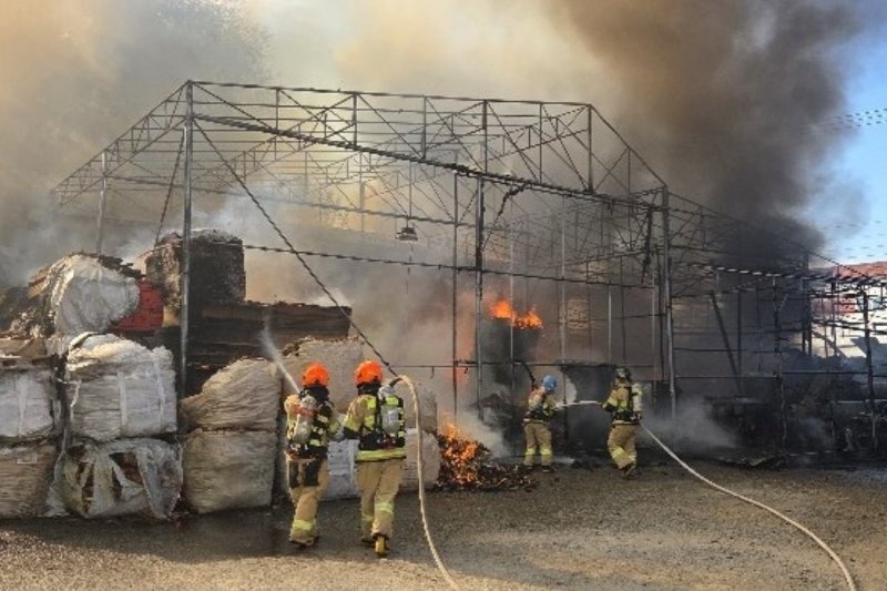 [인천=뉴시스] 25일 오후 인천 서구 오류동 목재제조공장에서 원인이 밝혀지지 않은 불이 나 소방당국이 진화 작업을 벌이고 있다. (사진=인천소방본부 제공) 2025.10.25. photo@newsis.com