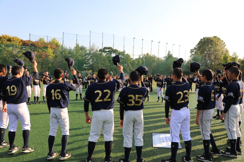 수원북중SBC(School Baseball Culb) 선수들이 25일 수원북중야구장에서 열린 경기도체육회의 야구용품 전달식에서 우승을 염원하면서 ‘꽃피는 겨울 우리’라는 노래와 율동을 선보이고 있다. ⓒ 뉴스1 최대호 기자
