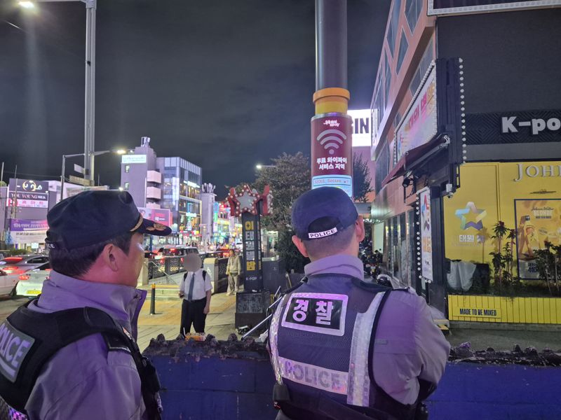 핼러윈 데이를 일주일 앞둔 지난 24일 서울 용산구 이태원 일대에서 서울경찰 기동순찰대원들이 설치된 비상벨 작동 여부를 확인하고 있다. 사진=장유하 기자