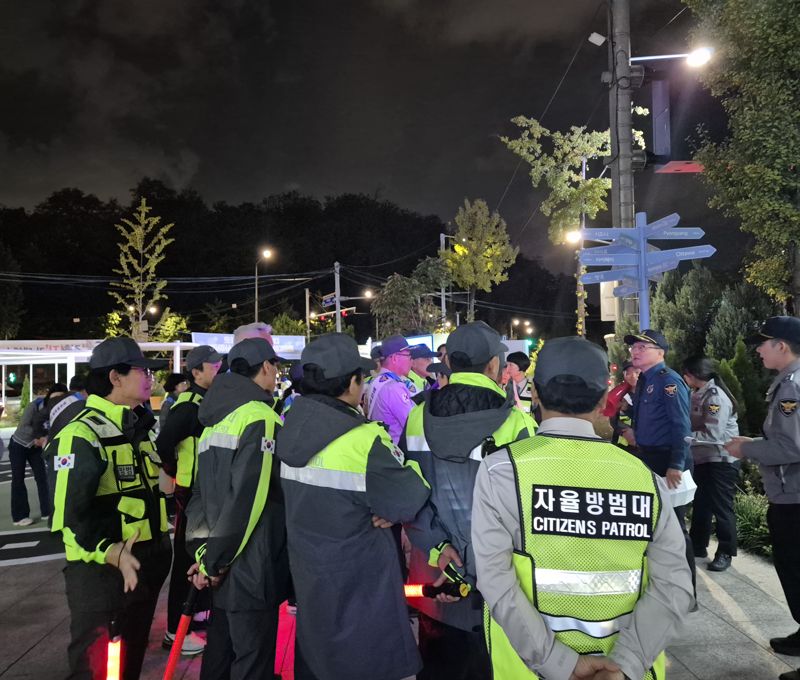 핼러윈 데이를 일주일 앞둔 지난 24일 서울 용산구 이태원 일대에서 자율방범대원들이 순찰을 준비하고 있다. 사진=장유하 기자