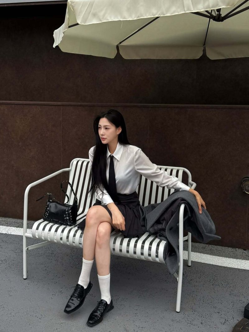 오하영, 가을 느낌 물씬 오피스룩…명품 각선미까지 [N샷]