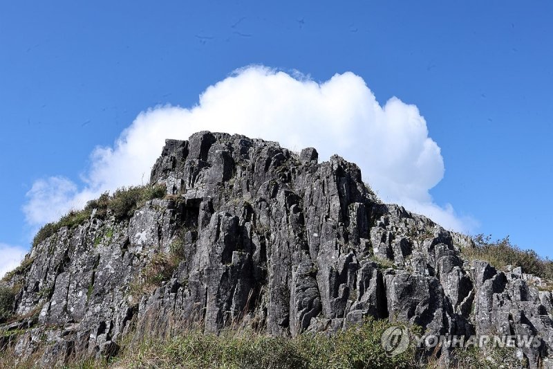 구름 걸린 지왕봉 (출처=연합뉴스)
