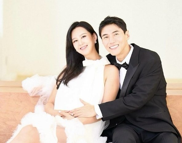 지소연, 쌍둥이 출산 한 달 만에 갑작스러운 출혈로 병원行