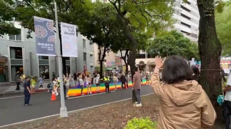 퍼레이드 인원들에 손 흔들어 보이는 차이잉원 전 대만 총통 (출처=연합뉴스)