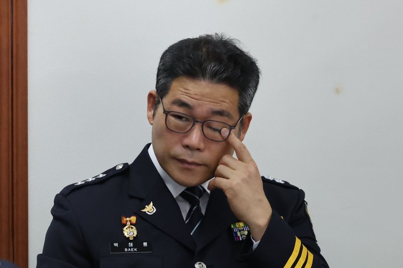 [서울=뉴시스] 권창회 기자 = 인천세관 마약 사건의 수사 외압 의혹을 제기한 백해룡 경정이 15일 오후 서울 종로구 서울경찰청에서 열린 행정안전위원회 서울경찰청 국정감사에서 눈을 만지고 있다. 2024.10.15. kch0523@newsis.com