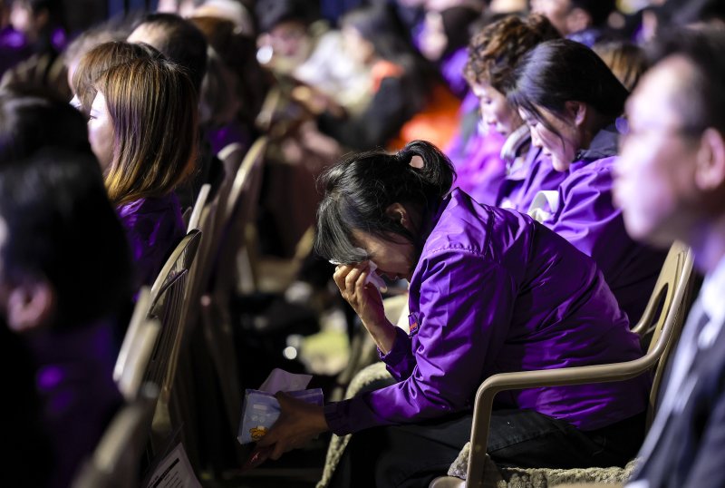 25일 서울 중구 서울광장에서 열린 10.29 이태원참사 3주기 시민추모대회에서 희생자 유가족들이 슬픔을 느끼고 있다. 뉴시스