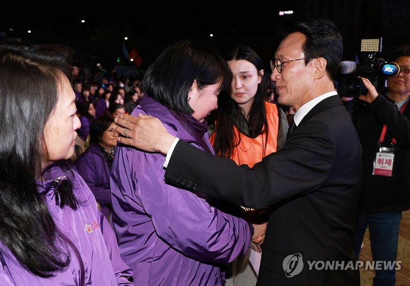유가족 위로하는 김민석 국무총리 (출처=연합뉴스)