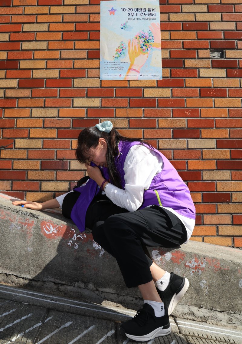 이태원 참사 3주기를 앞둔 25일 서울 용산구 이태원역 1번 출구 앞 ‘10.29 기억과 안전의 길'을 찾은 외국인 희생자 유가족이 슬픔에 잠겨 있다. 2025.10.25/뉴스1 ⓒ News1 이호윤 기자