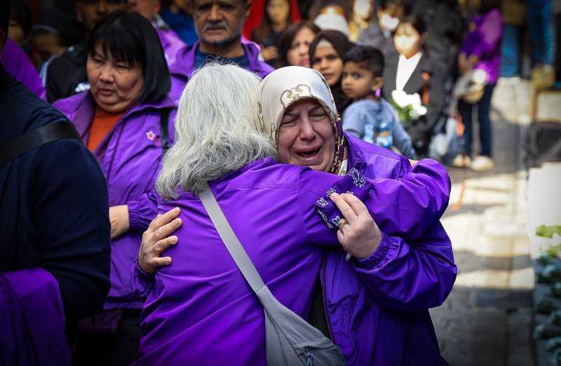 이태원 참사 3주기를 앞둔 25일 서울 용산구 이태원역 1번 출구 앞 ‘10.29 기억과 안전의 길'을 찾은 외국인 희생자 유가족들이 슬픔에 잠겨 있다. 2025.10.25/뉴스1 ⓒ News1 이호윤 기자
