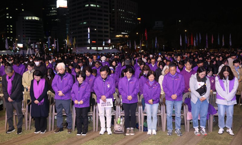10.29 이태원참사 유가족과 시민들이 25일 오후 서울 중구 서울광장에서 열린 10.29 이태원참사 3주기 시민추모대회에서 희생자들을 추모하며 묵념하고 있다.뉴시스