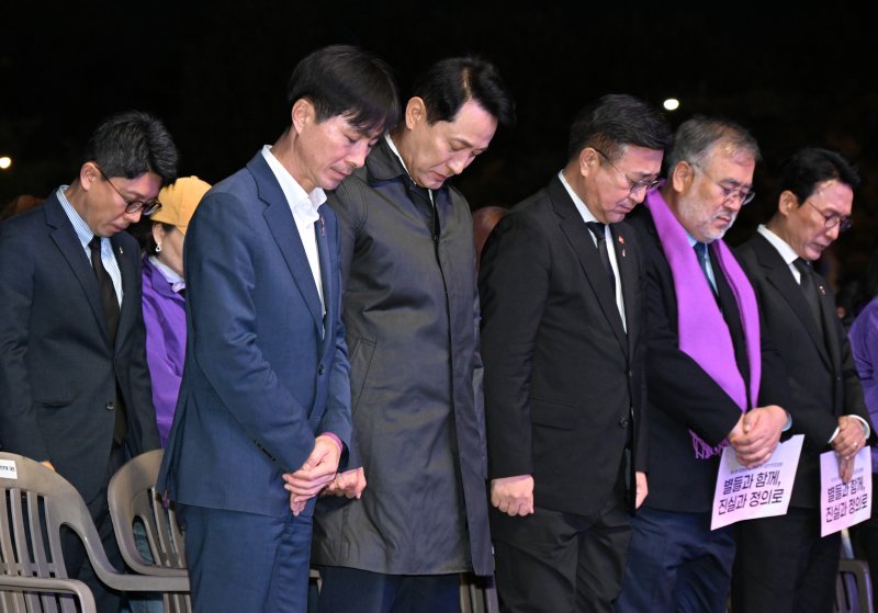 오세훈 서울시장이 25일(토) 저녁 서울광장에서 열린 ‘10.29 이태원 참사 3주기 시민추모대회’에서 묵념하고 있다.