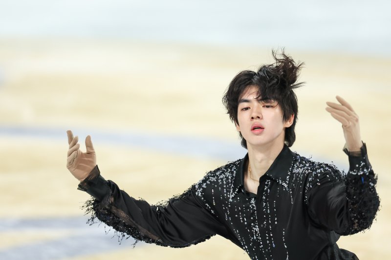 [충칭=신화/뉴시스] 차준환이 24일(현지 시간) 중국 충칭 위둥아레나에서 열린 2025-26 국제빙상경기연맹(ISU) 피겨 스케이팅 그랑프리 2차 ‘컵 오브 차이나’ 남자 싱글 쇼트프로그램에서 연기하고 있다. 차준환은 기술점수(TES) 33.92점, 예술점수(PCS) 41.69점으로 합계 75.61점을 받아 7위를 기록했다. 2025.10.25.