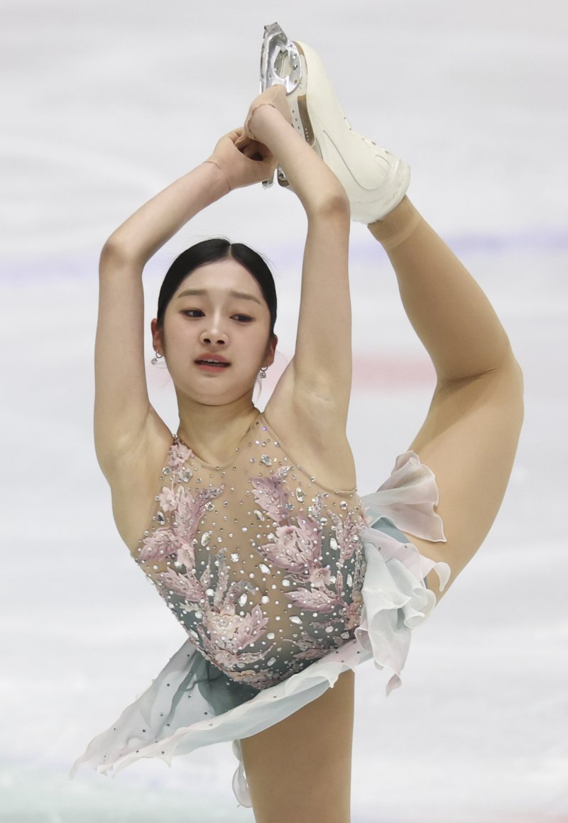 [의정부=뉴시스] 김근수 기자 = 신지아(세화여고)가 1일 경기 의정부실내빙상장에서 열린 2024 KB금융 전국남녀 피겨스케이팅 회장배 랭킹대회 여자 시니어 부문 프리스케이팅에서 연기를 펼치고 있다. 2024.12.01. ks@newsis.com