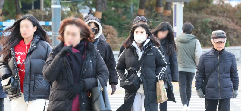 [인천=뉴시스] 전진환 기자 = 초겨울 추위를 보인 3일 오전 인천 남동구 터미널사거리 인근에서 시민들이 출근을 발걸음을 재촉하고 있다. 2024.12.03. amin2@newsis.com