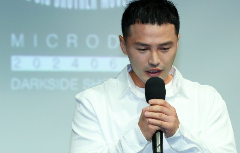 [서울=뉴시스] 김혜진 기자 = 래퍼 마이크로닷이 24일 서울 구로구 예술나무씨어터에서 진행된 새 EP '다크사이드(DARKSIDE)' 발매 기념 기자간담회에서 인사말을 하고 있다.타이틀곡 '변하지 않아'에는 자신이 지키고 있는 변치 않는 신념을 담았다. 6년 전 '부모 빚투' 논란으로 활동을 중단한 마이크로닷은 이번 앨범으로 활동을 다시 재개했다. 2024.06.21. jini@newsis.com
