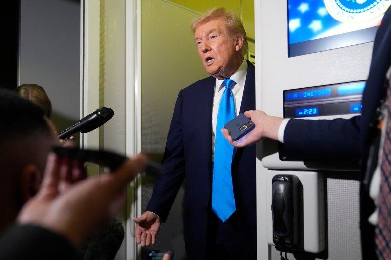 아시아 순방에 나선 도널드 트럼프 미국 대통령이 25일(현지시간) 급유를 위해 기착한 카타르 도하의 알 우데이드 공군기지에서 기자들의 질문에 답하고 있다.AP뉴시스