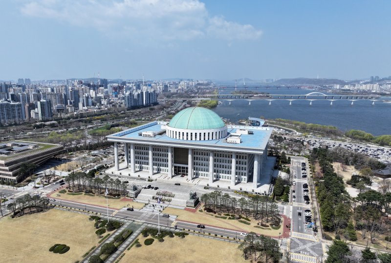 서울 영등포구 여의도에서 드론으로 촬영한 국회의사당 전경. 2025.4.8/뉴스1 ⓒ News1 김진환 기자