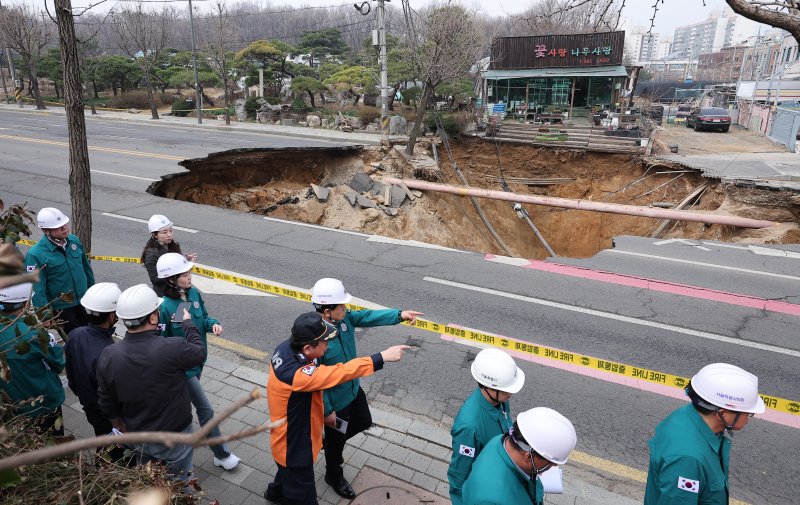 서울 강동구 대명초등학교 인근 사거리에서 싱크홀(땅 꺼짐) 사고 발생으로 교통이 통제되고 있다. 2025.3.25/뉴스1 ⓒ News1 김성진 기자