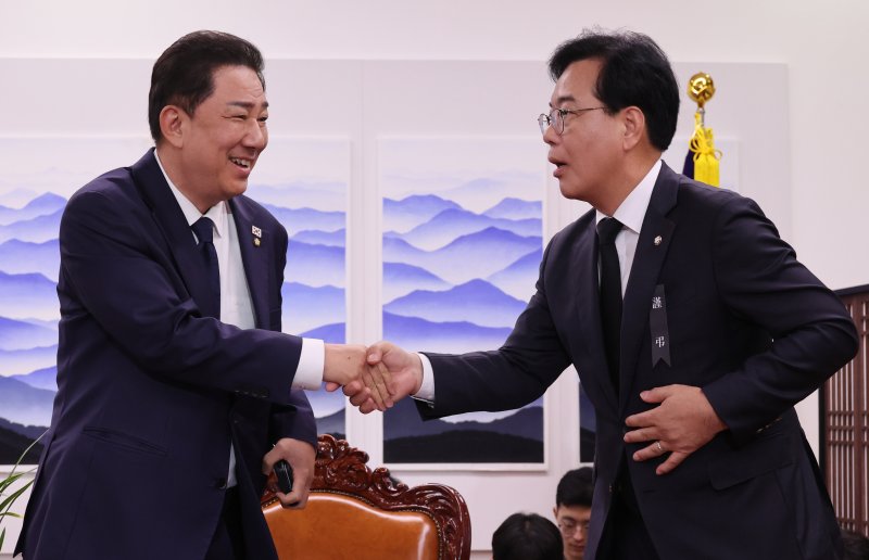 [서울=뉴시스] 조성봉 기자 = 김병기 더불어민주당 원내대표가 13일 서울 여의도 국회의장 집무실에서 열린 국회의장 주재 원내대표 회동에 앞서 송언석 국민의힘 원내대표와 악수하고 있다. (공동취재) 2025.10.13. photo@newsis.com