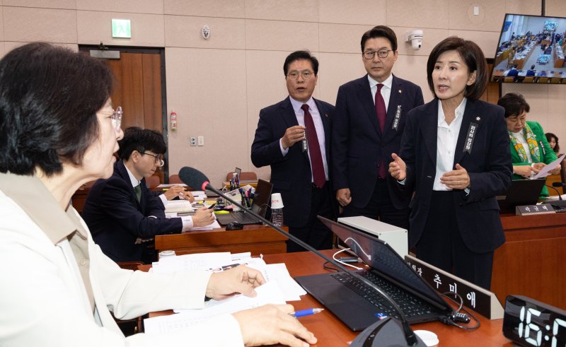 지난 16일 서울 여의도 국회에서 열린 법제사법위원회 감사원 등에 대한 국정감사에서 국민의힘 위원들이 의사 진행 관련으로 추미애 위원장에게 항의하고 있다. 2025.10.16/뉴스1 ⓒ News1 이승배 기자