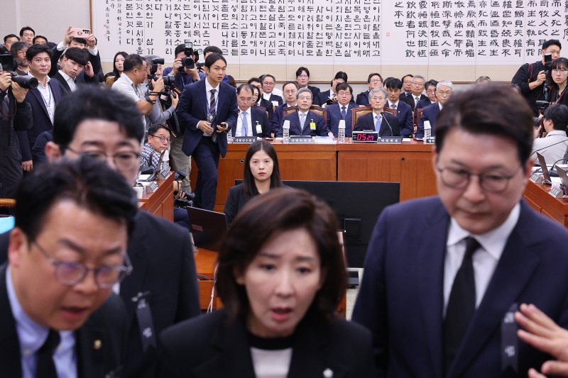 나경원 의원을 비롯한 국민의힘 법사위원들이 지난 13일 서울 여의도 국회에서 열린 법제사법위원회의 대법원 등에 대한 국정감사에서 추미애 위원장에게 항의하는 가운데 조희대 대법원장이 자리하고 있다. 2025.10.13/뉴스1 ⓒ News1 신웅수 기자